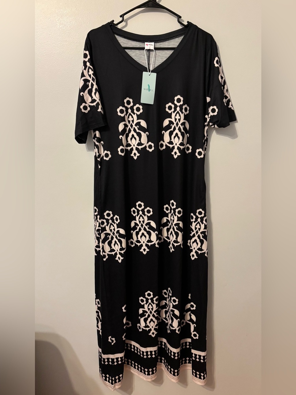 New large black and cream maxi tshirt dress with pockets